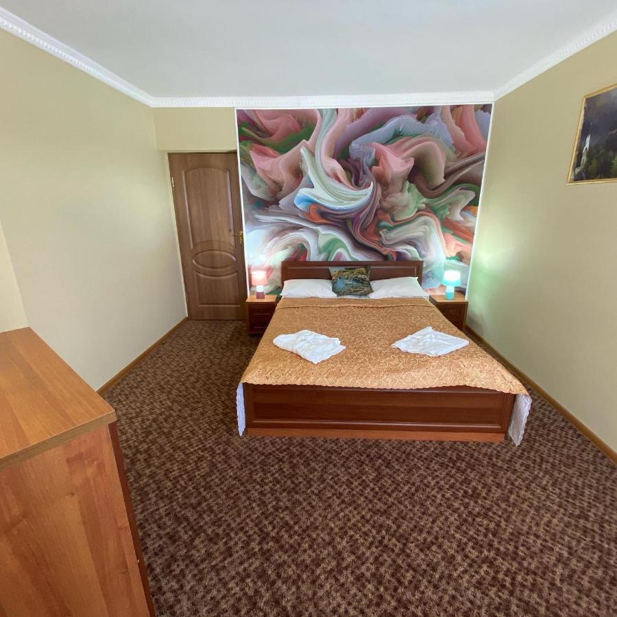 Hotel Three Korony Skhidnytsia Buitenkant foto