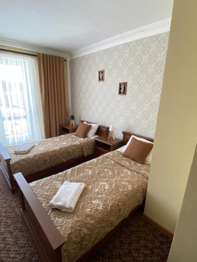 Hotel Three Korony Skhidnytsia Buitenkant foto
