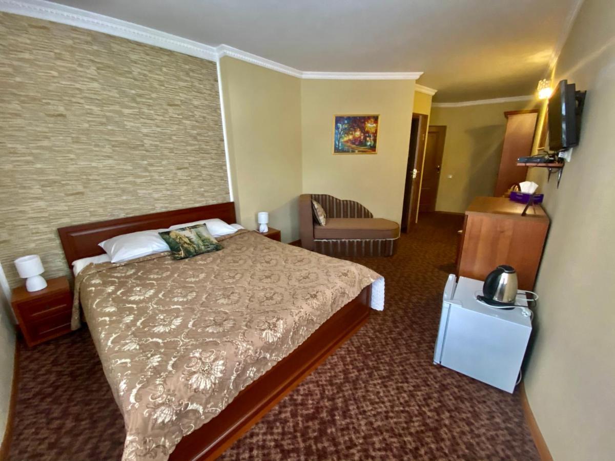 Hotel Three Korony Skhidnytsia Buitenkant foto