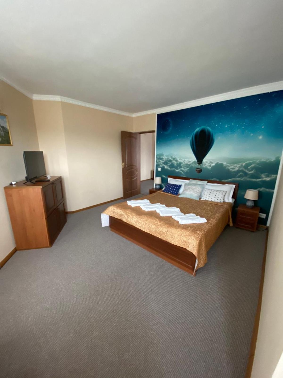 Hotel Three Korony Skhidnytsia Buitenkant foto